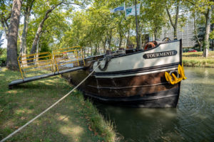 La péniche le tourmente amarrée dans le centre ville de Toulouse